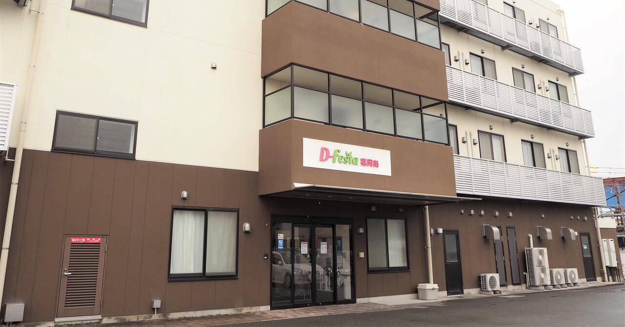 周囲にはコンビニやスーパー、郵便局や銀行などもあり、生活をするにはとても便利な環境です。