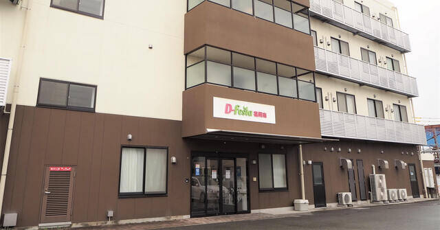 周囲にはコンビニやスーパー、郵便局や銀行などもあり、生活をするにはとても便利な環境です。