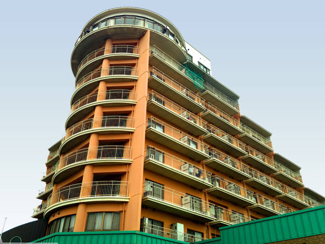 重厚感のある建物で、高級マンションを思わせる佇まいです。